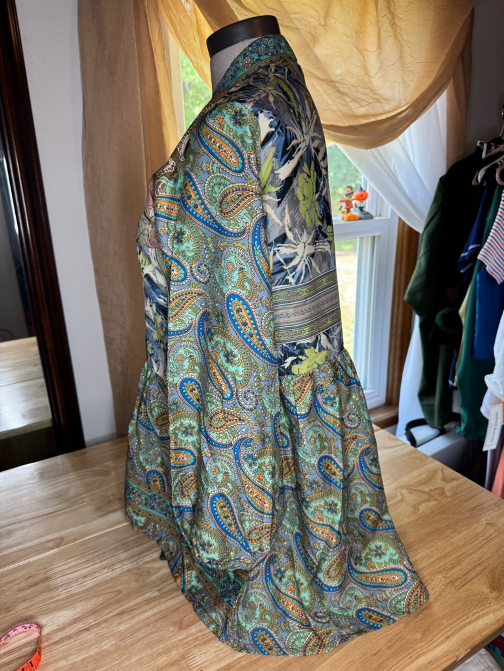 Women’s Green Paisley Tiered Boho Top High Low Wood Buttons OS